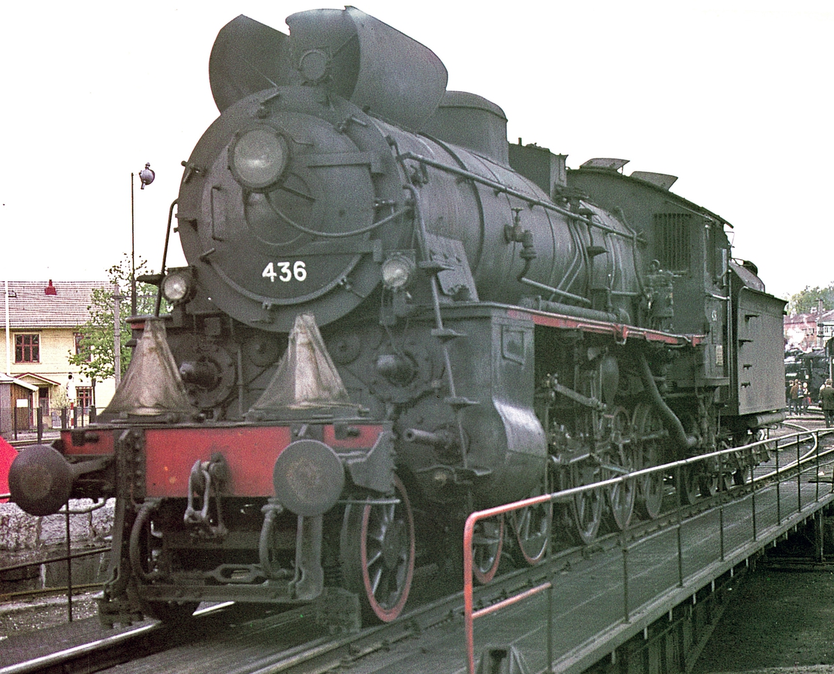 Damplokomotiv type 26c nr. 436 på svingskiven på Hamar stasjon, trukket frem for fotografering i forbindelse med Svenska Jänvägsklubbens besøk