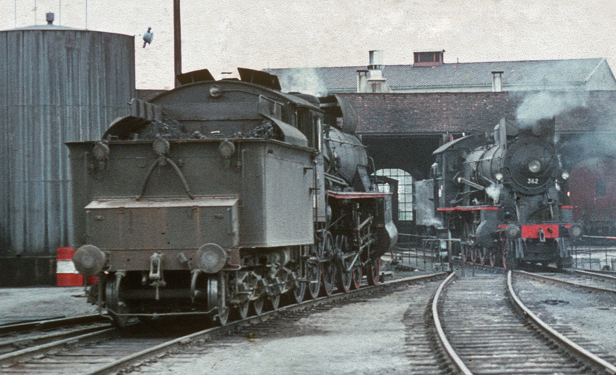 Damplok 26c nr. 436 og 30b 362 på svingskiven på Hamar stasjon, trukket frem for fotografering i forbindelse med SJKs besøk.