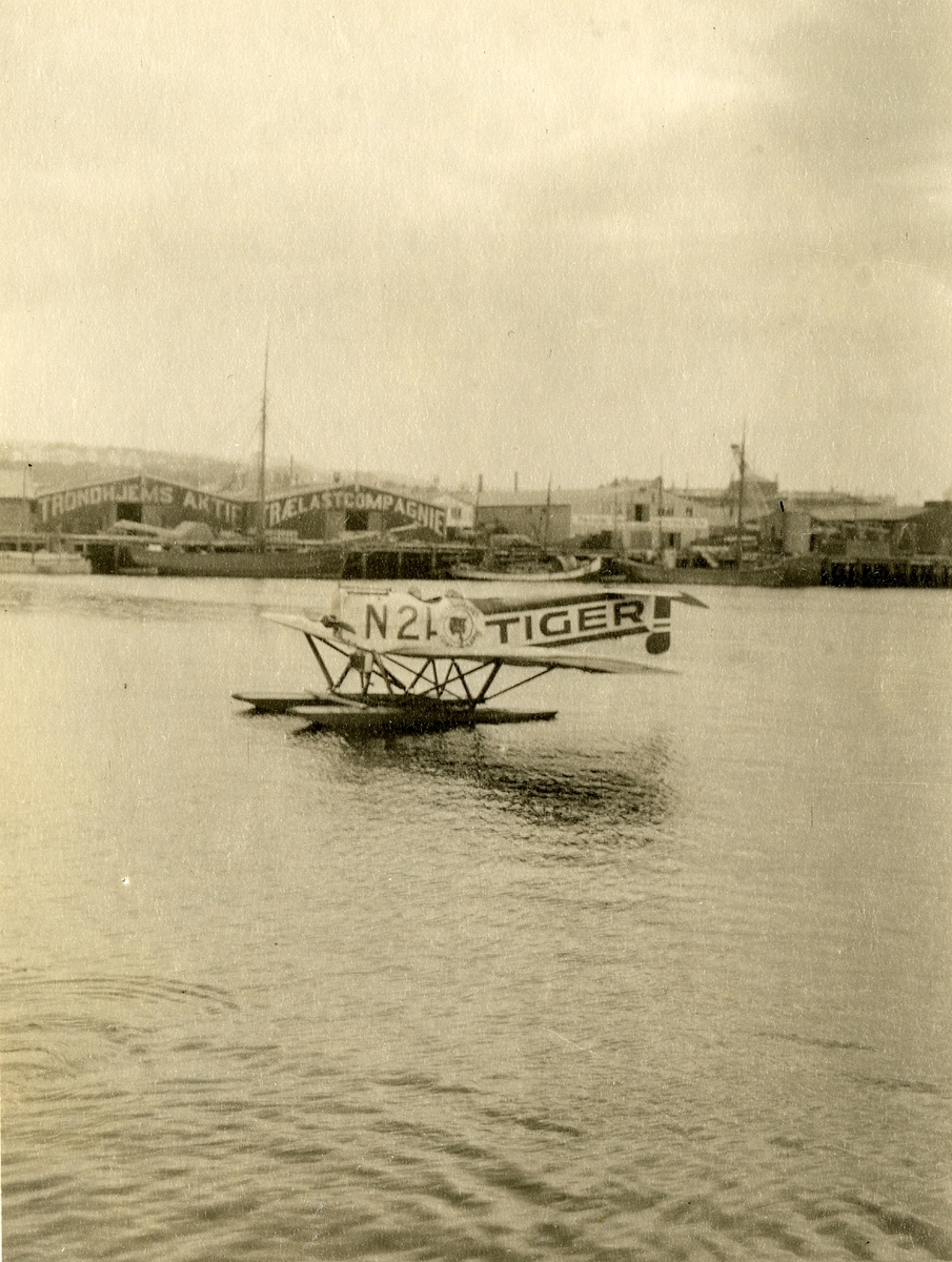 Et av Tiedemanns reklamefly på vannet.