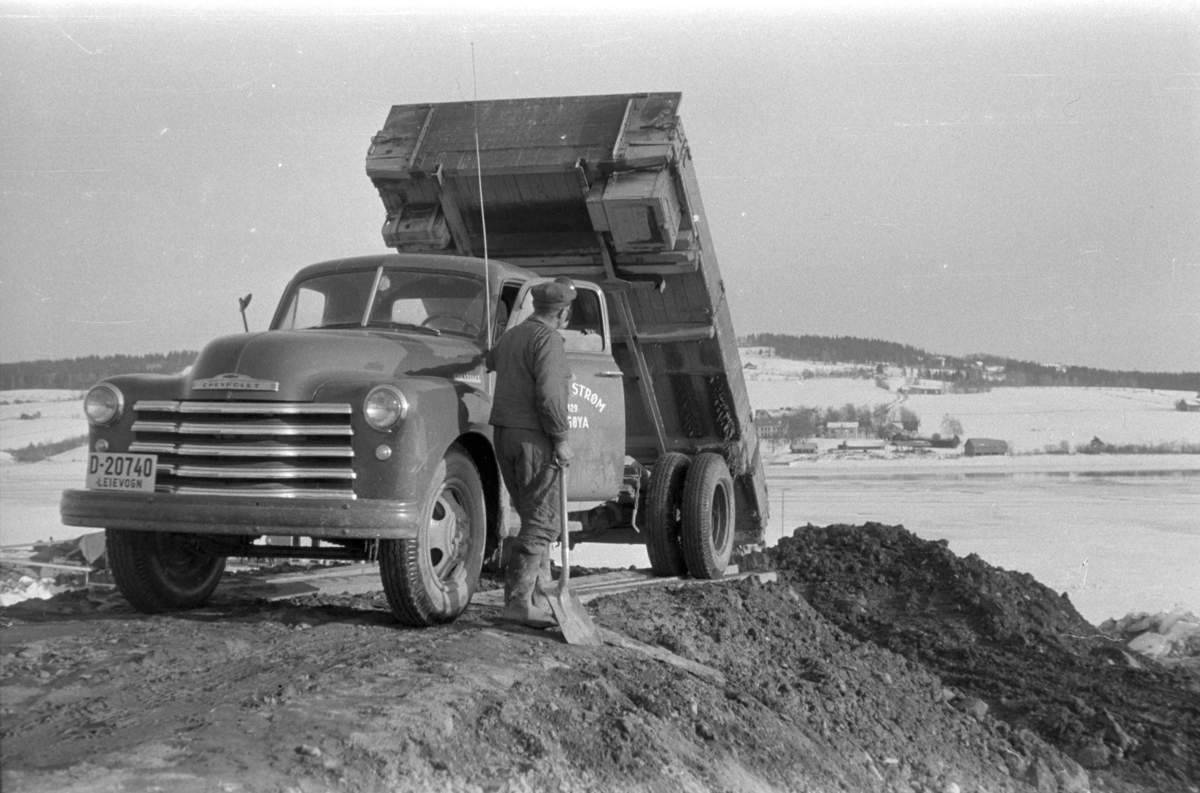 Tingnes, Nes, Nessundet. Bygging av bru mellom Nes og Helgøya. Utfylling av masse, lastebil Chevrolet D-20740. 
