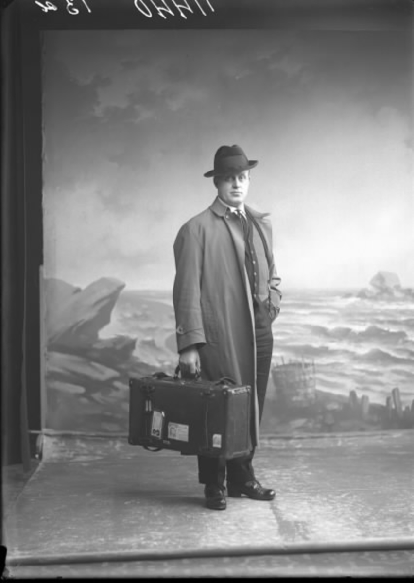 Mansporträtt med resväska, ateljéfoto