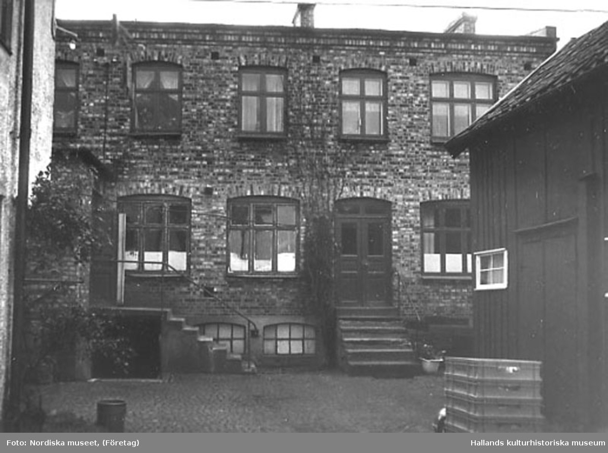 Eliassons gård, mot söder med "marmeladfabriken".  Varberg, Kv Hattmakaren 3.