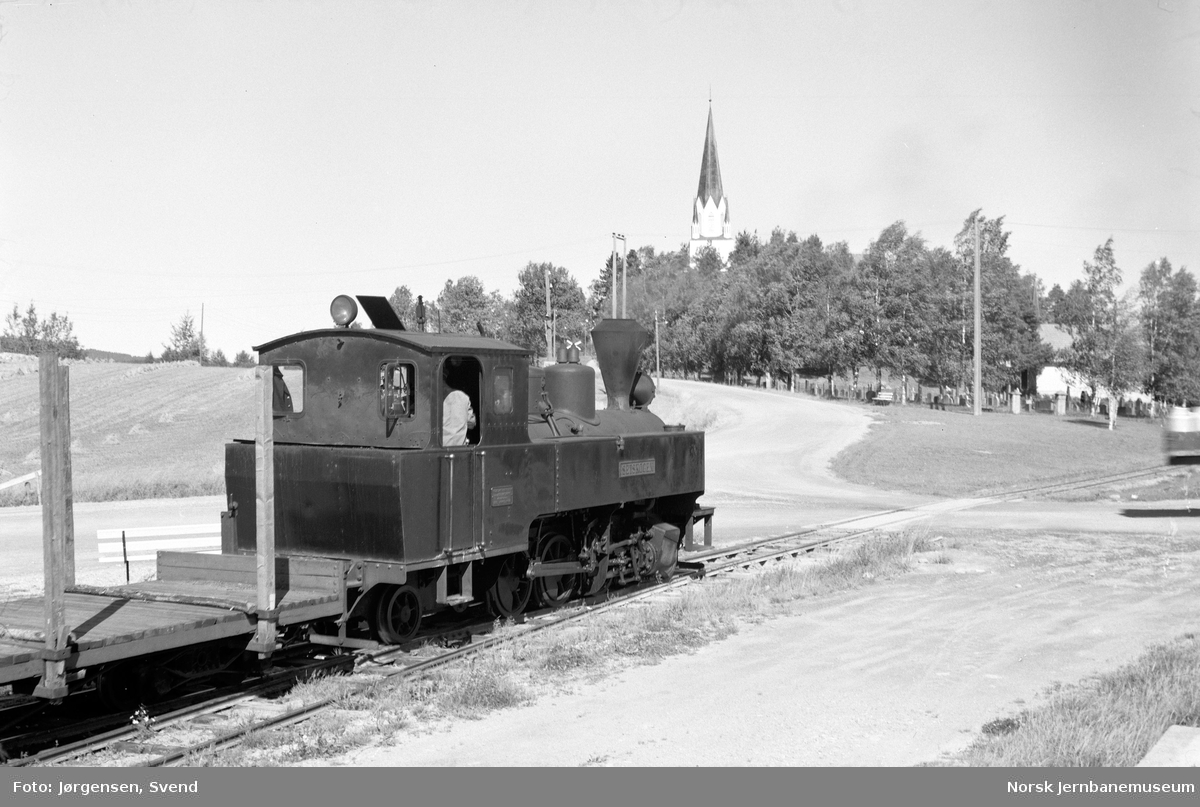 Damplokomotiv nr. 4 "Setskogen" med tog på Løken stasjon