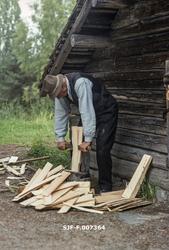 Ola Kolstad fra Nord-Odal i Hedmark skjærer eller kløver tak