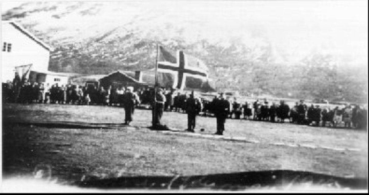 17. mai i 1945 i Nordkjosbotn. Nils Rognli holder flagget.