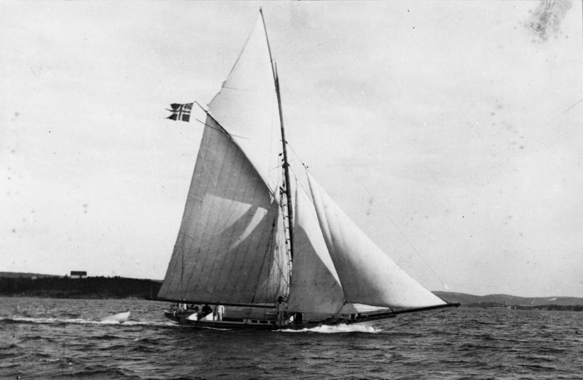Seilbåter i regatta. Kongelig lystseiler 'Svalen' (b.1859)