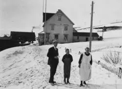 Bolighus. Butikk 
Fra venstre Hans Nergaard, Rolf Falstad Nergaard og Nella Falstad Nergaard.