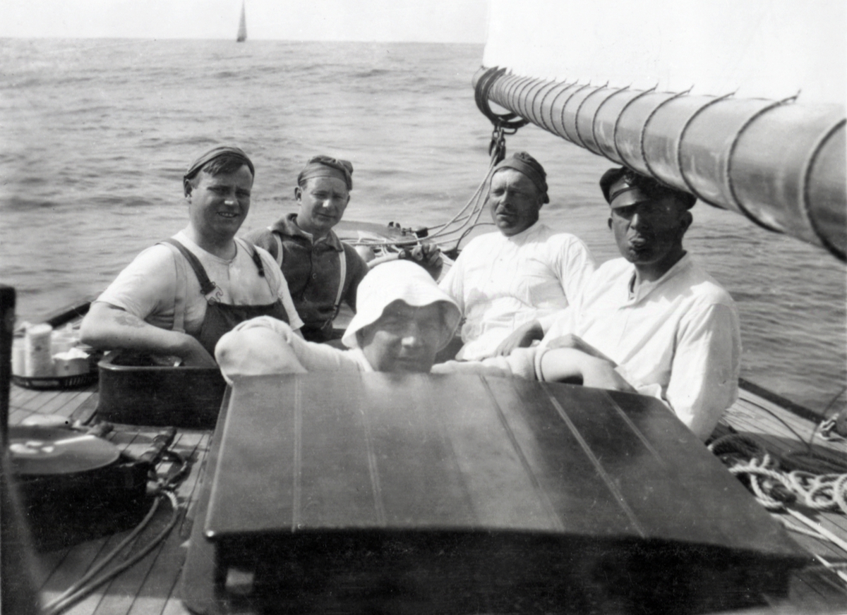 Fem personer i cockpit. Med 10 mR 'Mosk II' over Nordsjøen til Ostende - OL 1920