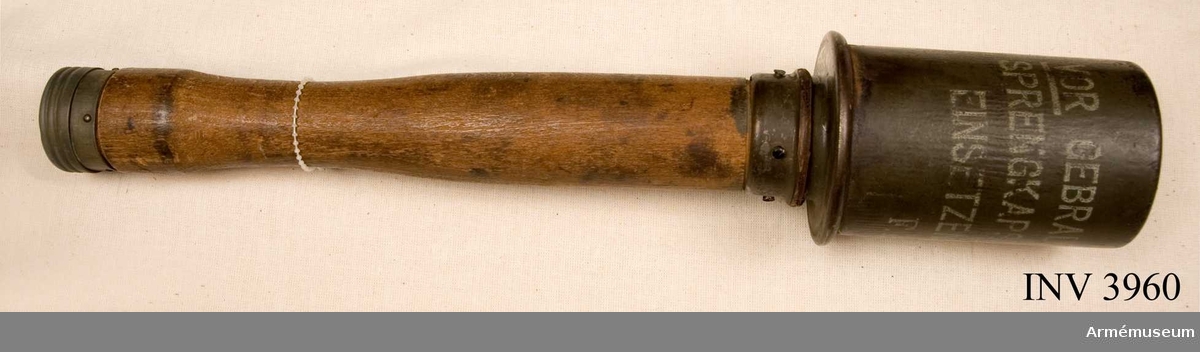 Skaft av trä. Diameter vid hylsan: 40 mm. Skaft märkt "5 1/2 Sek-A.W.E" (krevad efter 5,5 sekunder). Hylsan märkt F.AB (Vor gebrauch sprengkapsel einsetzen). 
1916.
