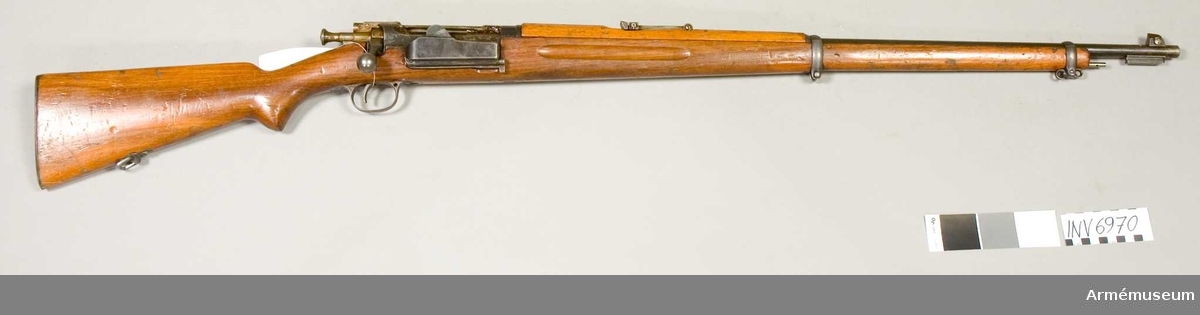 Tillverkningsnummer 139944. Tillverkare Kongsbergs vapenfabrik år 1919. Märkt med Kongsbergs stämpel. Övre rembygeln saknas.