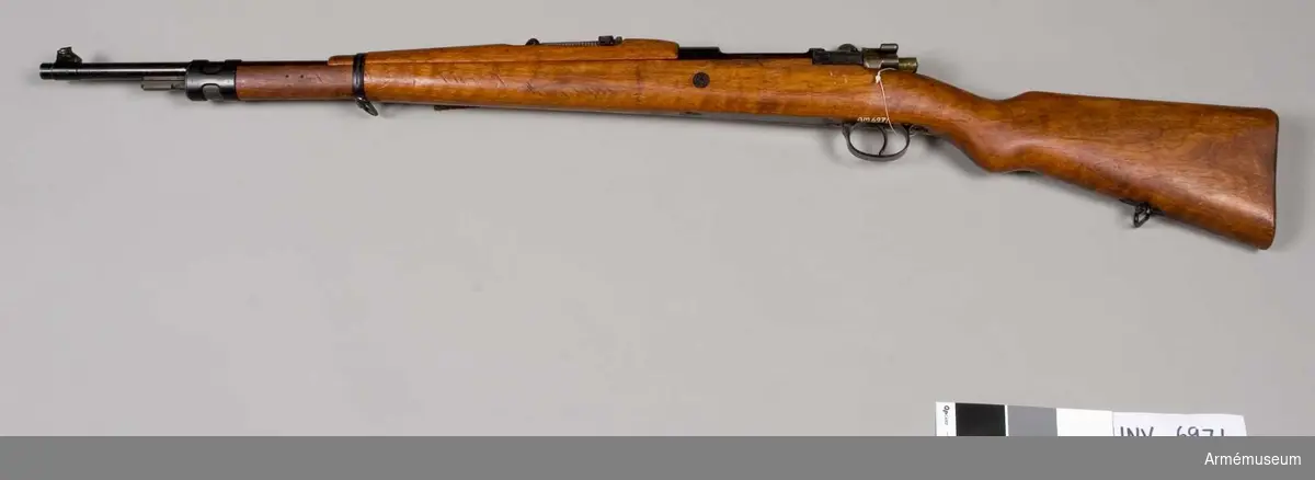 Kaliber 22. Märkt: Fab. Nat. D'armes de Guerre - Herstal - Belgique F.P. 1952. Användes som övningsvapen. 

Tillverkningsnummer 107
