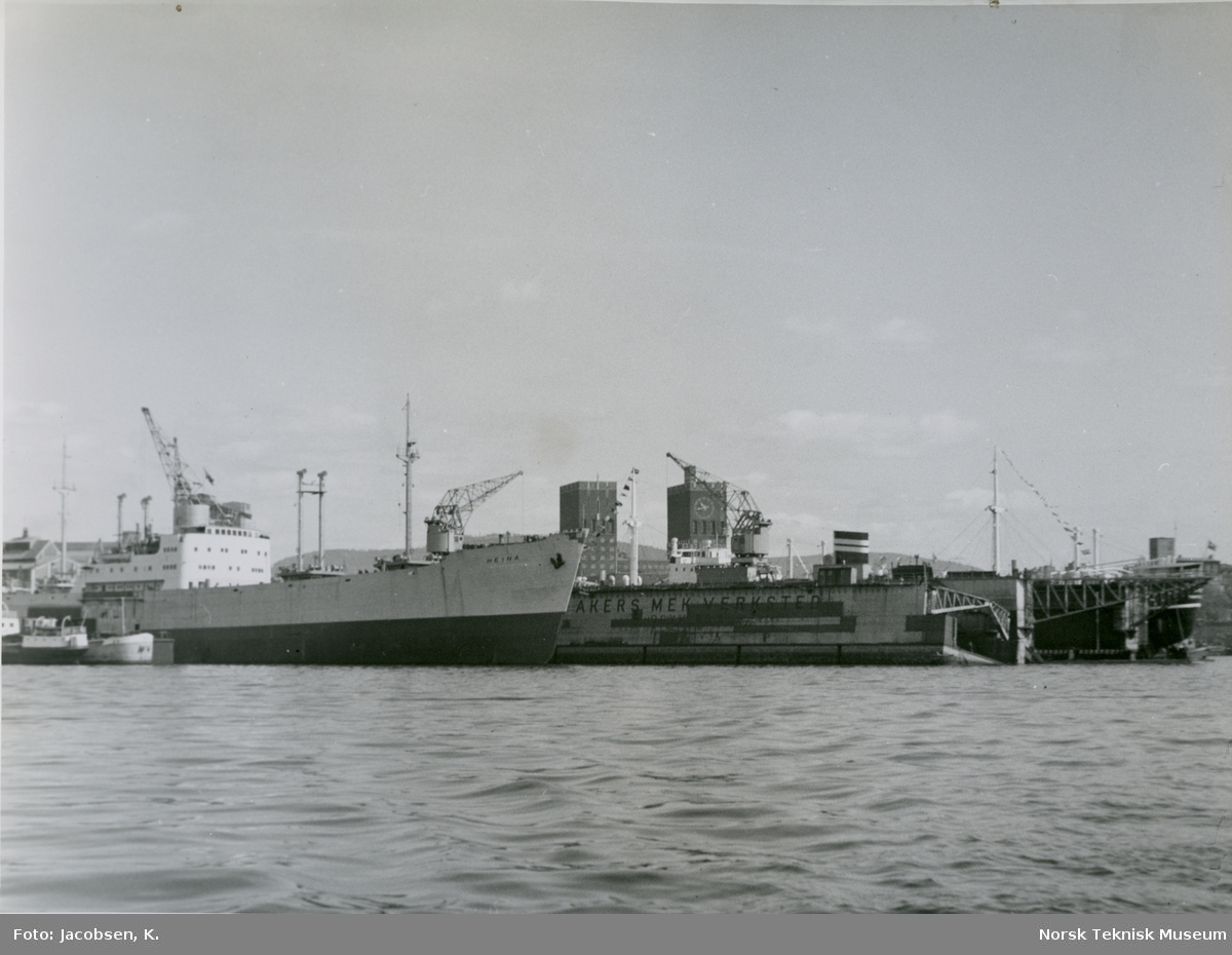 Cargolineren M/S Heina, B/N 488 til kai ved Akers Mek. Verksted. Skipet ble levert i 1950 til J. L. Mowinckels rederi.