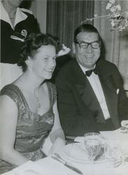 Alfred I. Thommesen og en kvinne under middag på Continental