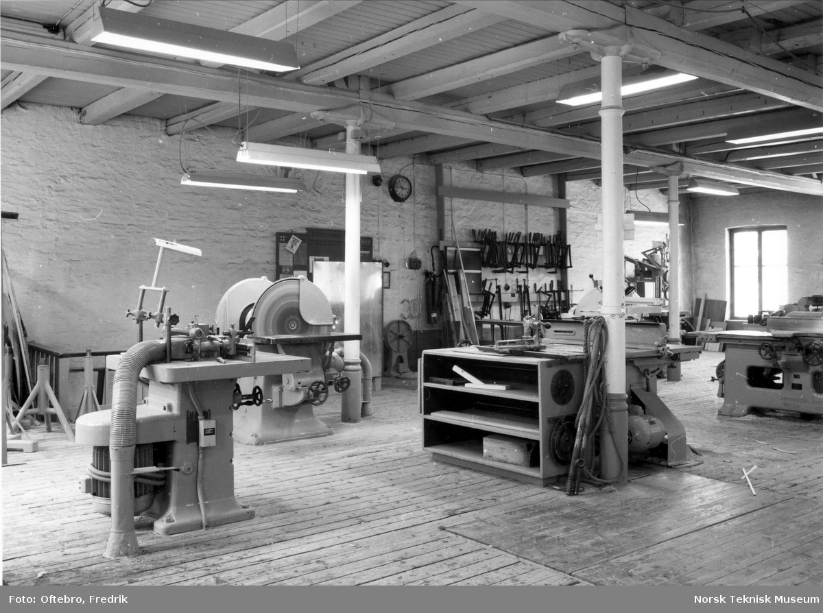 Modellsnekkerverkstedet i andre etasje ved Myrens verksted på siste arbeidsdag før nedleggelsen 25.03.1988. Pussemaskin. Eldste bygning ved Akerselva på Myrens verksted. Støpte søyler fra ca. 1848