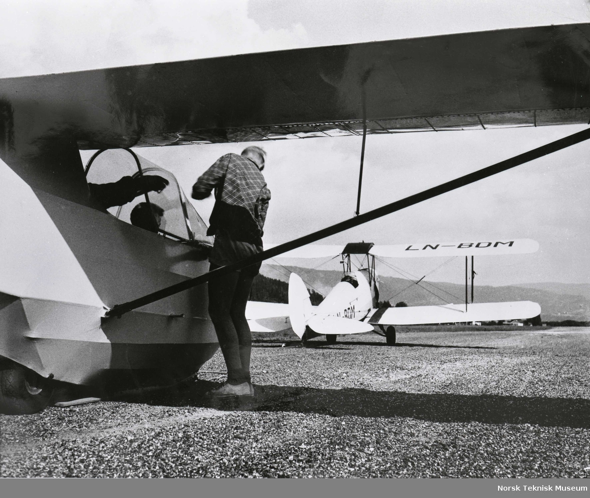 Seilfly klar til start, Notodden, slutten av 1950-tallet. I forgrunnen slepeflyet, en De Havilland DH.82A Tiger Moth med regisreringsnr. LN-BDM