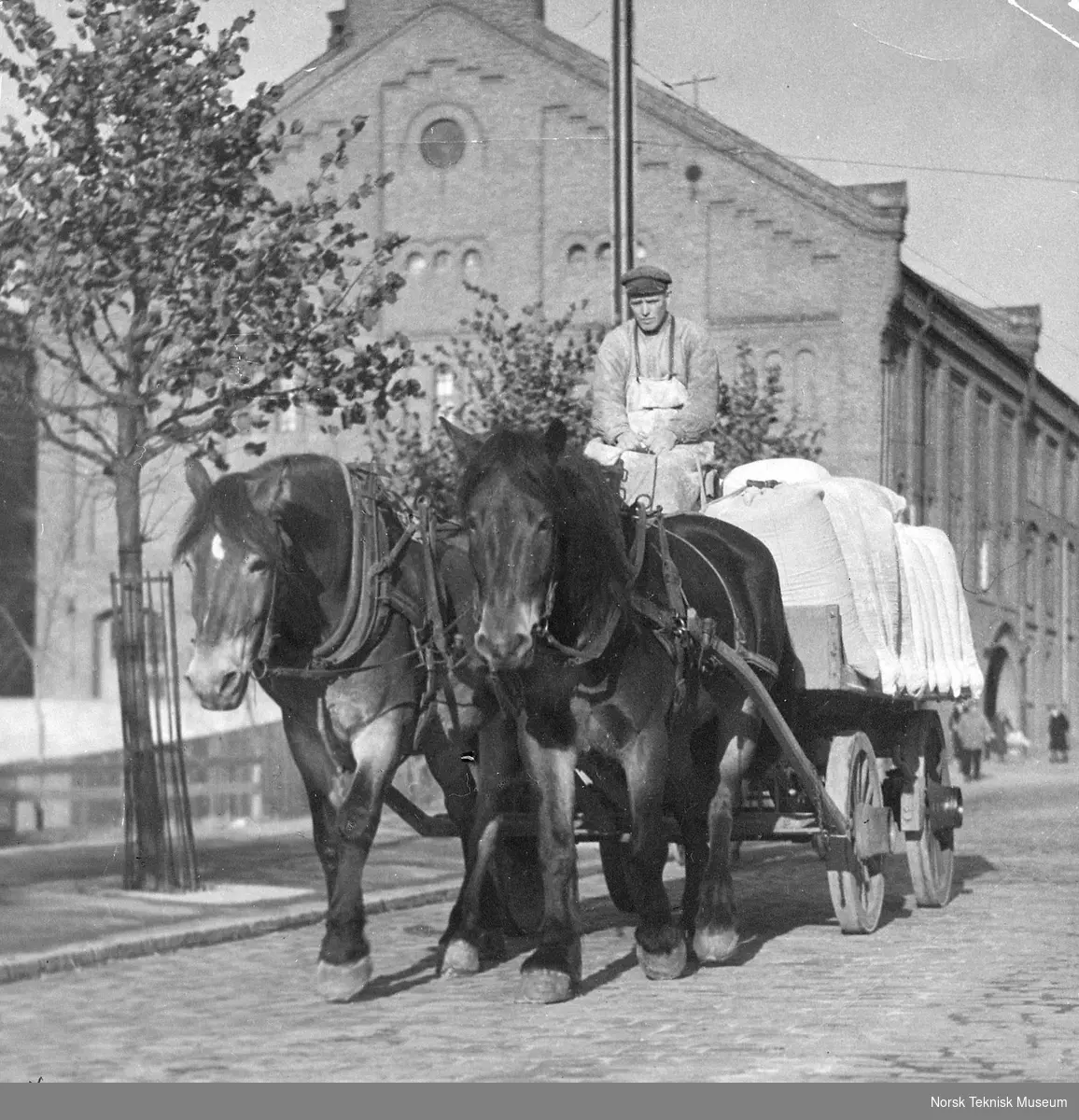 Hest og vogn på vei ut fra Bjølsen Valsemølle, ca 1932