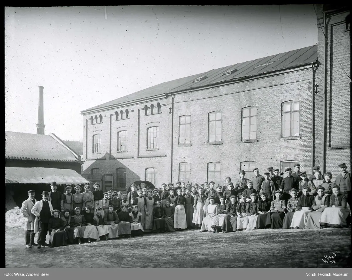 Christiania Seildugsfabrik, ansatte ved not- og garnfabrikken, omkring 1900