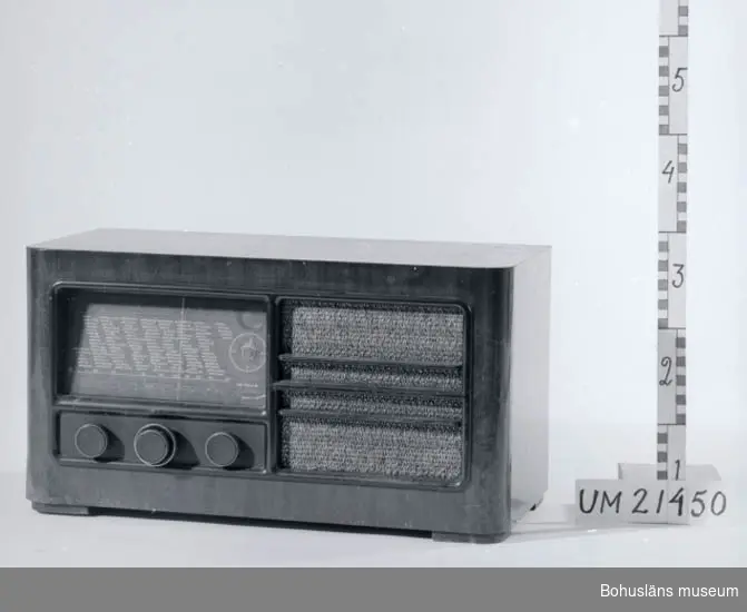 Radiomodell lanserad år 1937/1938.
Skiva med engelska radiostationer.