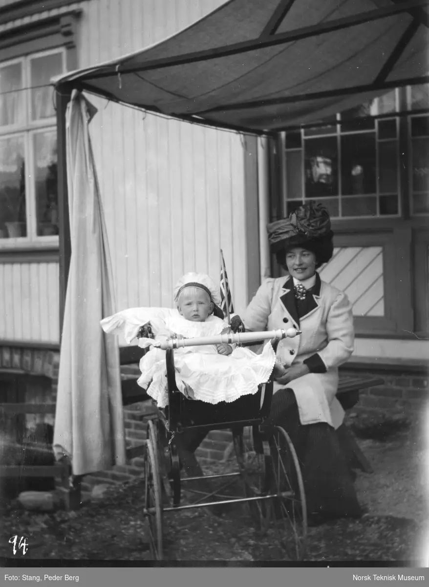 Kvinne med gutt i barnevogn