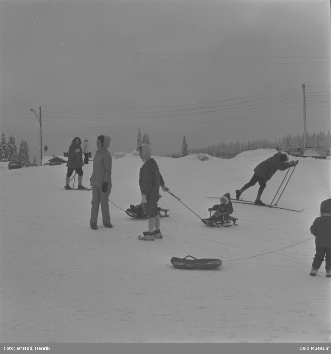 kvinne, kjelker, barn, skiløpere, snø