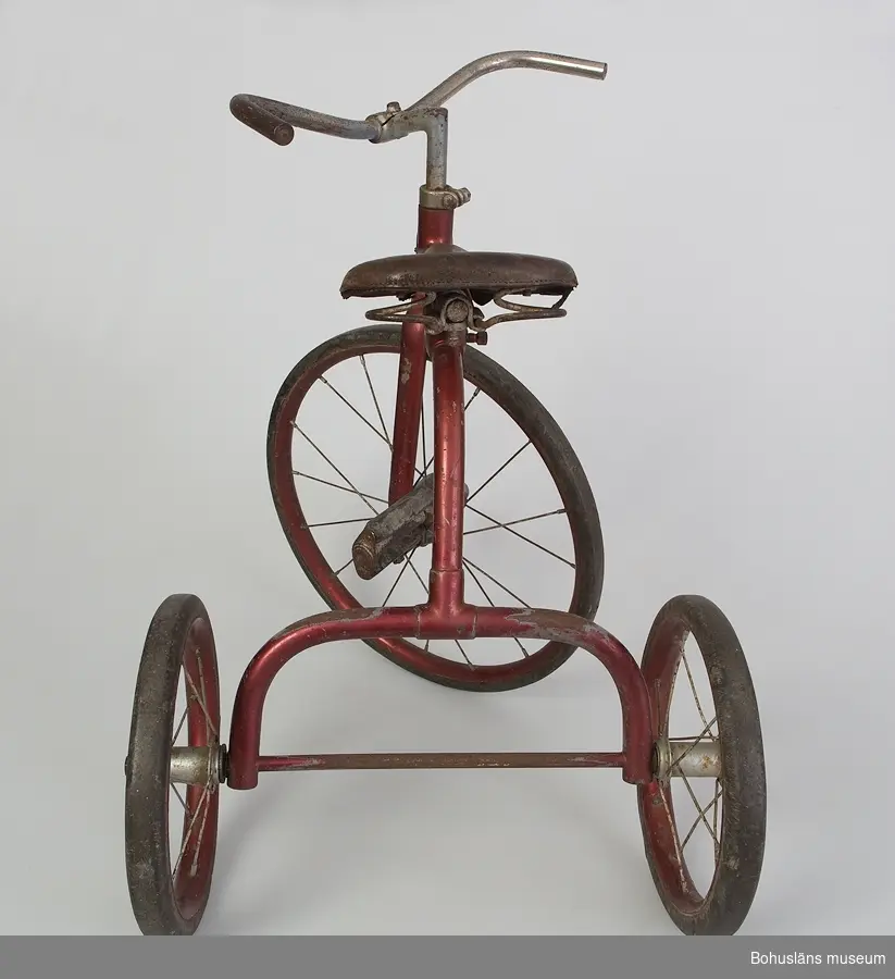 Trehjuling tillverkad omkring 1920. På ramen originalskylt med präglade texten:
Columbia Boycycle 
STEINFELD. INC.
NEW YORK
Originalfärgen var grå, på 1950-talet sprutlackerad i rött.
Originalsadel av läder, originaldäck och trampor. Lock till ringklocka och läderhandtag saknas.