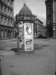 reklamesøyle, kinoplakater, bygårder