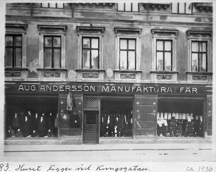 Text på kortet: "83. Huset ligger vid Kungsgatan, ca 1930".


