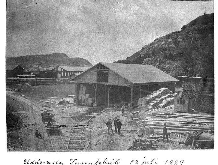 Text på kortet: "Uddevalla Tunnfabrik 13 juli 1889".