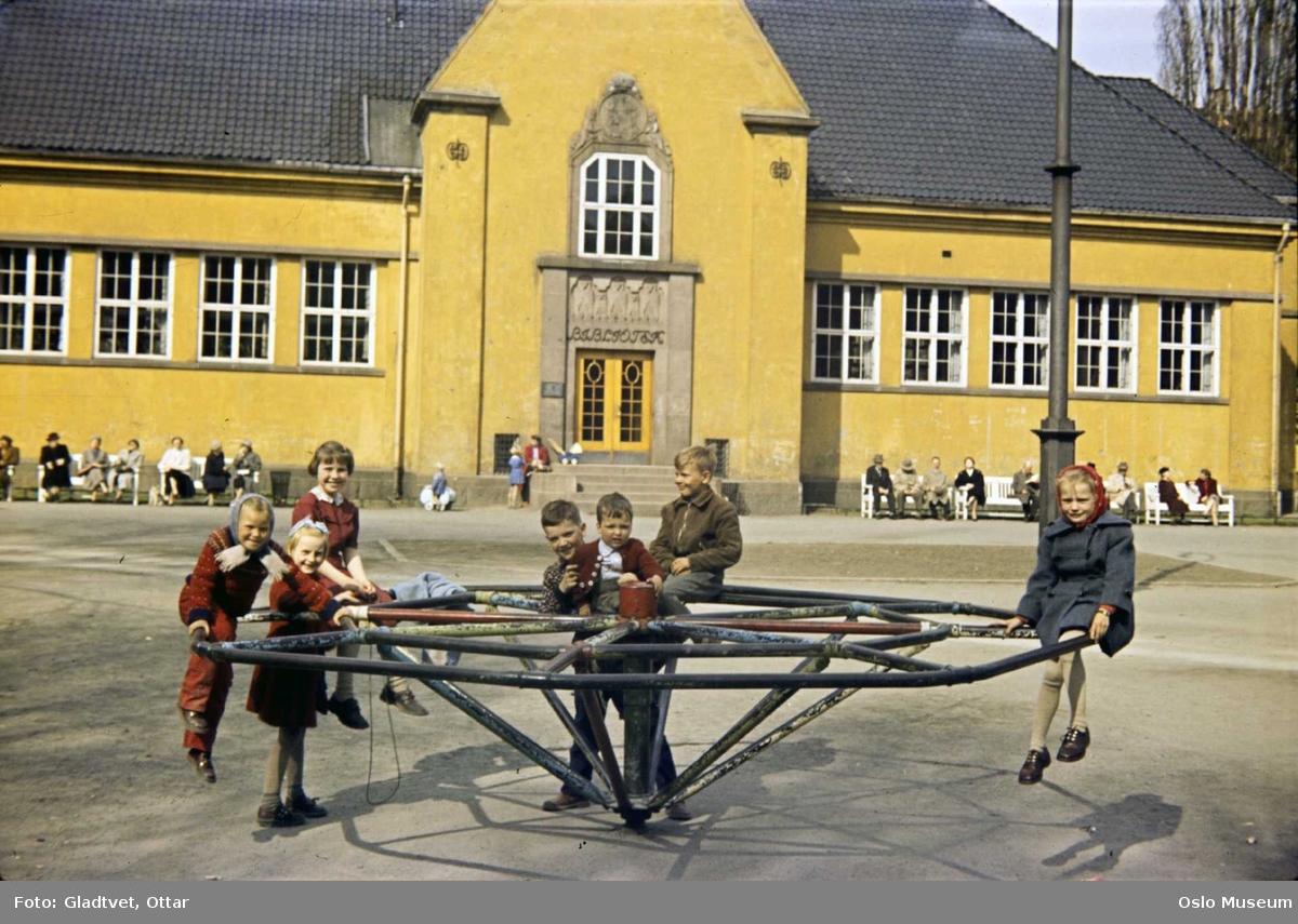 plass, lekeapparat, barn, lek, Deichmanske bibliotek, Grünerløkka filial, benker, mennesker