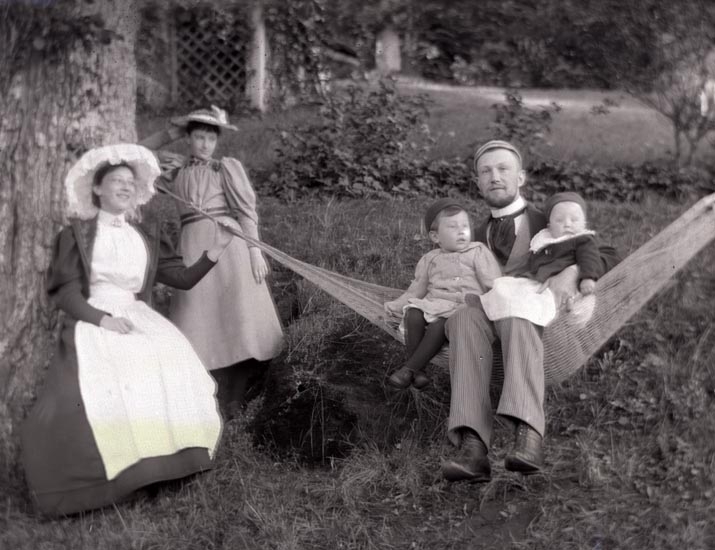 Familj i hängmatta, Marstrand, 1900-talets början