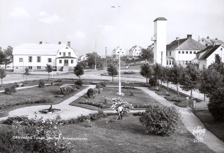 Tryckt text på kortet: "GRAVARNE. Folkets Hus och Brandstationen".
Notering på kortet: "GRAVARNE. Sommaren 1957".