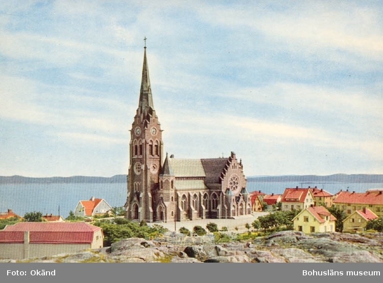 Tryckt text på kortet: "Lysekil, Kyrkan".
"9 OKT 1959"
"Förlag: Firma H. Lindenhag, Göteborg".