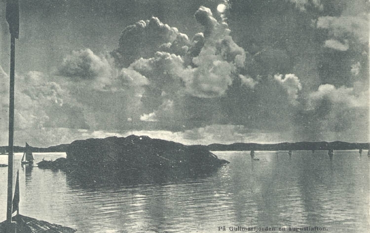 Tryckt text på kortet: "På Gullmarfjorden en augustiafton."