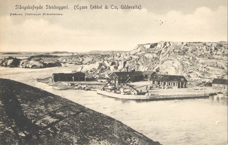 Tryckt text på kortet: "Stångehufvuds Stenhuggeri. (Egare Hebbel & C:o, Uddevalla."
"Förlag: Uddevalla Musikhandel."