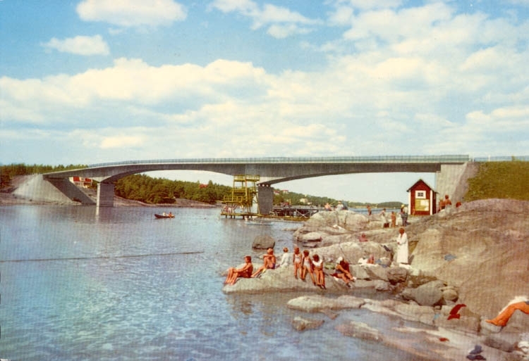 Tryckt text på kortet: "Stenungsundsbron med badliv i förgrunden."