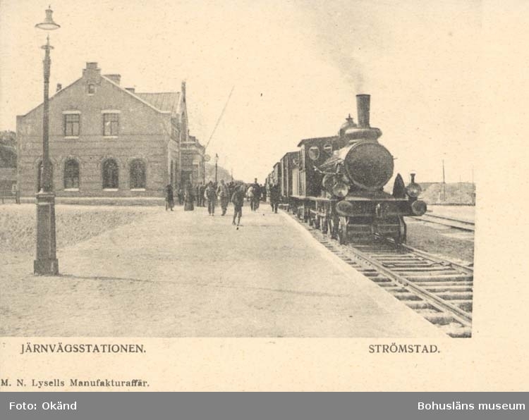 Vykort. "Strömstad. Järnvägsstationen."
"M. N. Lysells Manufakturaffär."