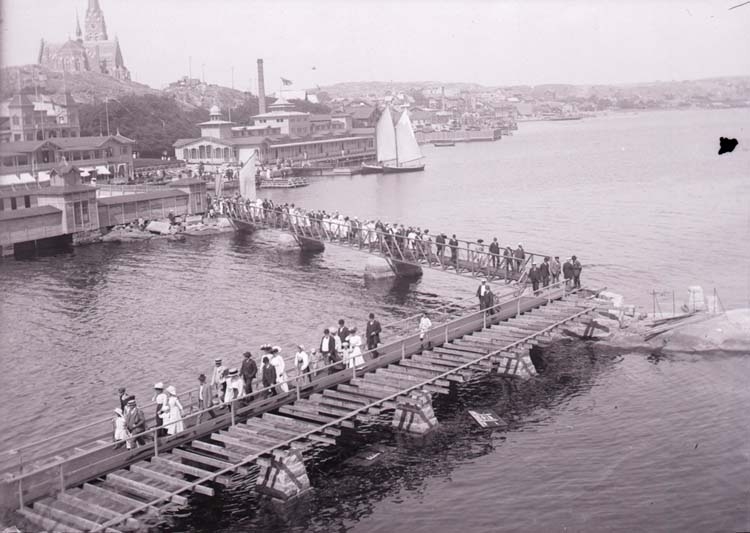 Enligt text som medföljde bilden: "Lysekil, Släggöbrons invigning Juli 10."