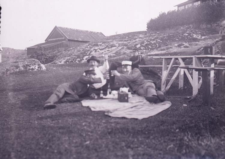Enligt text som medföljde bilden: "Eric C, Valter och Lundholm vid kaffet 7/7 1901 Kristineberg."
