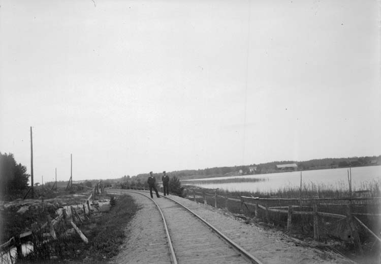 Enligt text som medföljde bilden: "Arkösund. Järnvägsbanken 19/8 1900."
