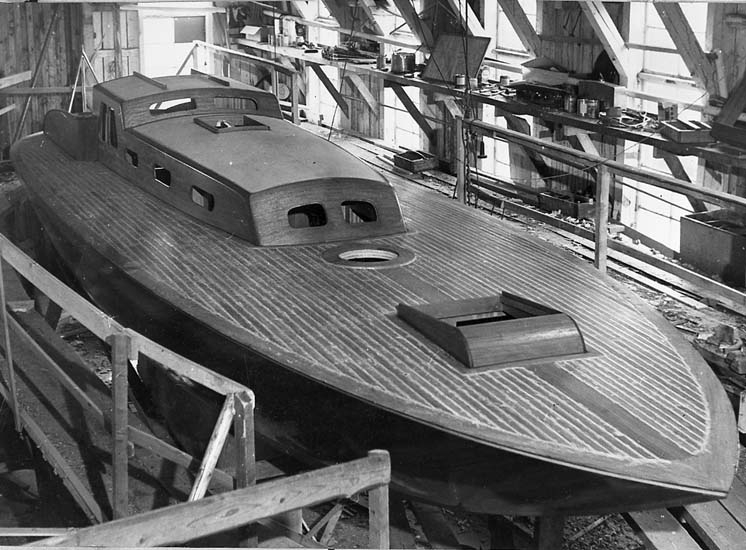 En Ljungströmbåt, "Zinganee", under byggnation vid Arendals båtvarv
