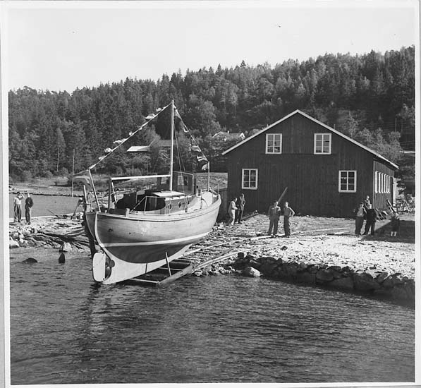Båten ELVIRA på slipen vid båtbyggeri på Orust