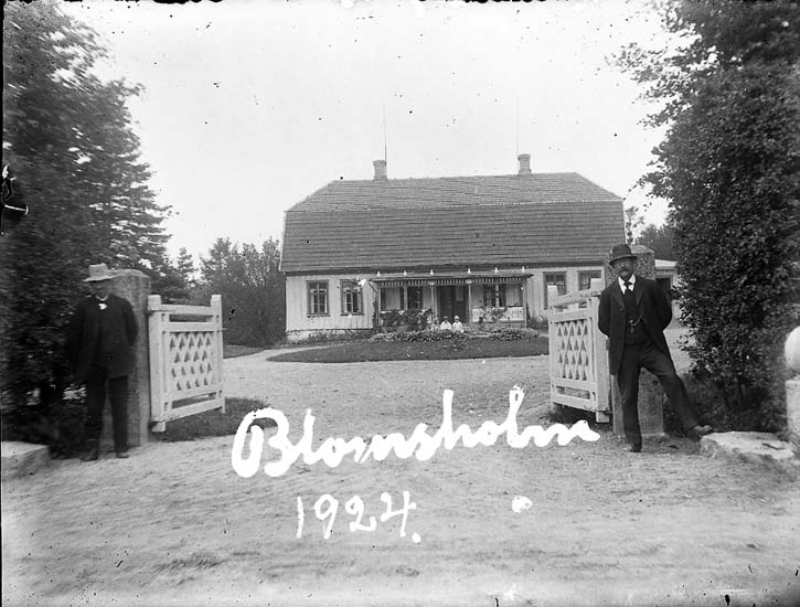 Enligt text på fotot: "Blomsholm. 1924".