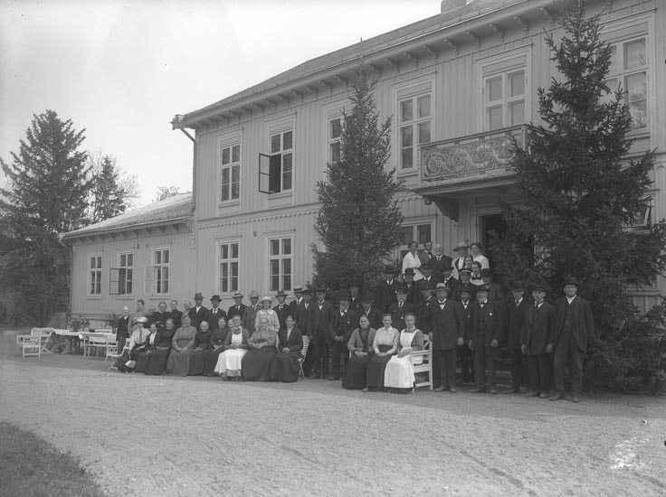 Enligt fotografens noteringar: "Omkring år 1912. Patron Ullman med familj och gårdens arbetare."