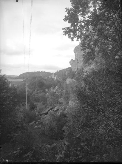 Enligt fotografens noteringar: "Bild från gråstensberget vid Kvistrum."

Uppgifter från Munkedals HBF: "Lägg märke till klippformationen "Predikstolen".