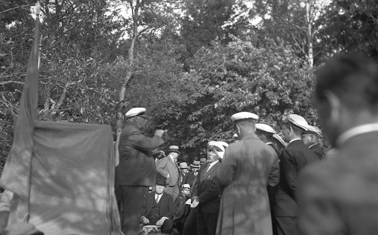 Enligt fotografens noteringar: "Kungälv. 1934 d. 28 Juli. A. Amiral Lindman på besök i Kungälv 1934."