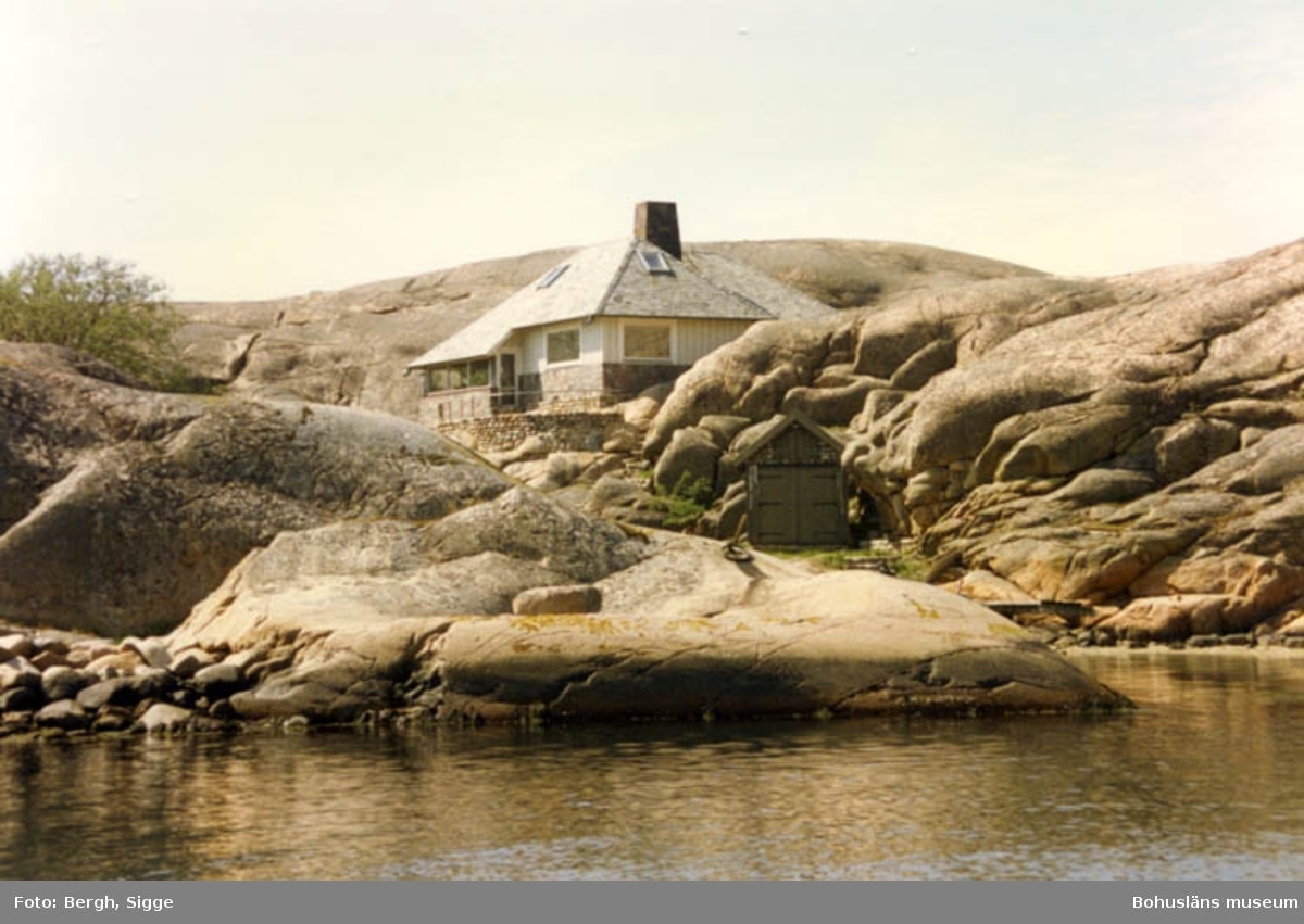Enligt text på fotot: "Hus på Hornö vid Hornö ränna strax söder om Hamburgsund se så väl det smyger in i naturen".
