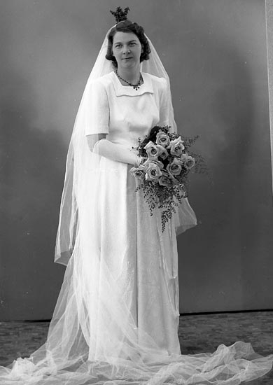 Enligt fotografens journal nr 7 1944-1950: "Larsson, Herr Gunnar Svenshögen bruden".