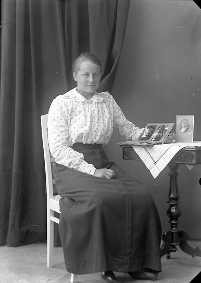 Enligt fotografens journal nr 3 1916-1917: "Andersson, Annie Stripplekärr, Ödsmål".