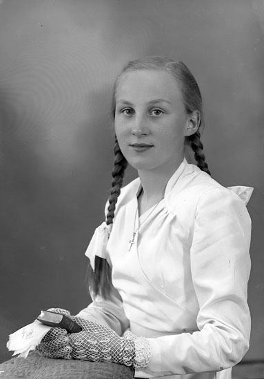 Enligt fotografens journal nr 8 1951-1957: "Svensson, Marianne, Rishammar, Kareby".