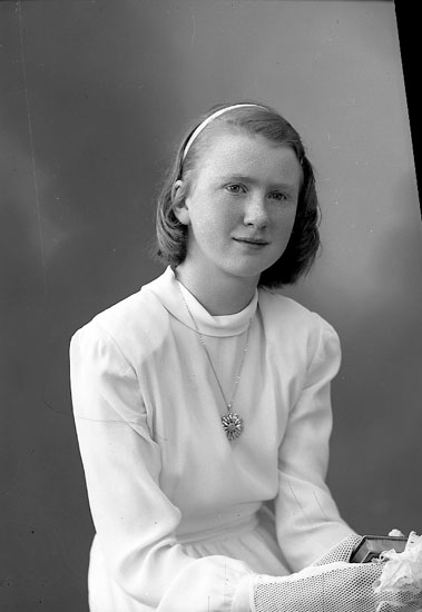 Enligt fotografens journal nr 7 1944-1950: "Johansson, Fr. Brita Solhaga Ucklum".